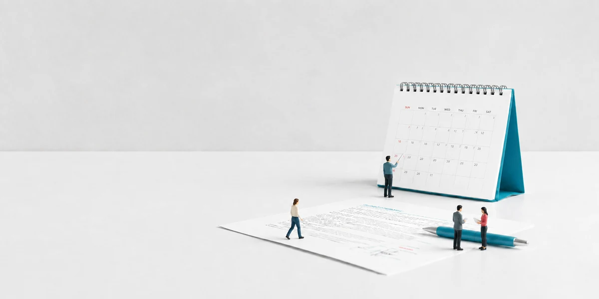 Figuras en miniatura revisando un calendario y documentos sobre una mesa, ilustrando el proceso de aplazamiento de deudas con la Seguridad Social y el banco