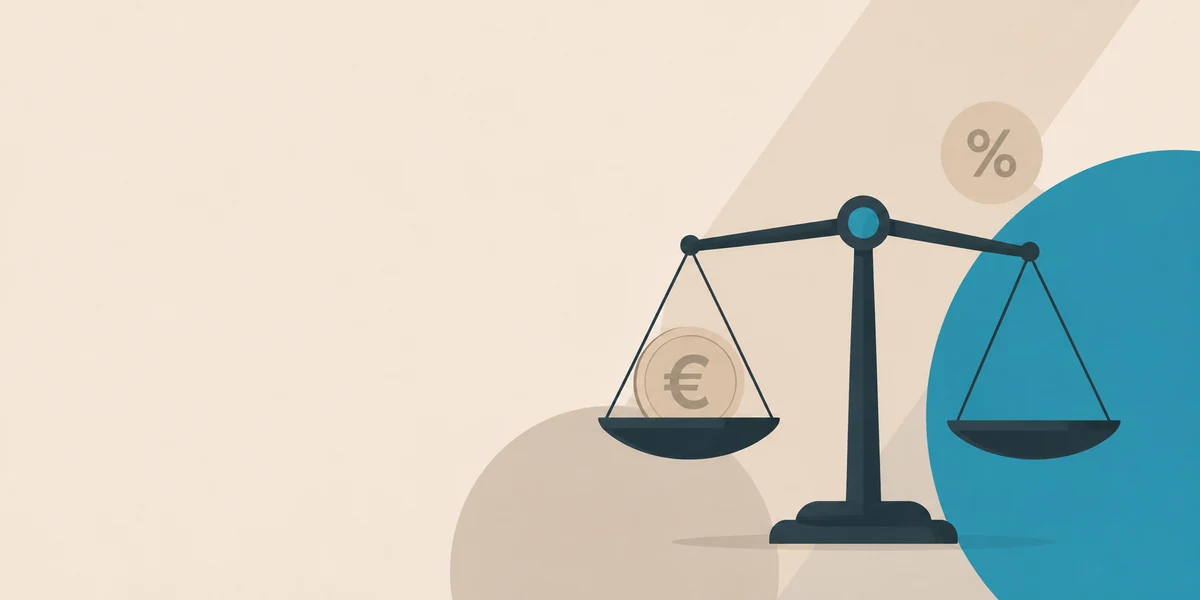 Balanza con una moneda de euro en un lado y un símbolo de porcentaje flotante, ilustración sobre cómo calcular la revisión de la hipoteca euríbor
