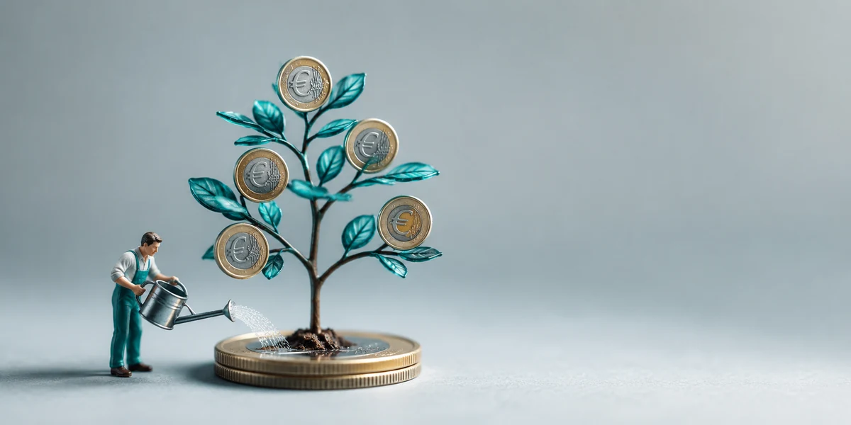 Figura en miniatura regando un árbol de monedas de euro sobre una base dorada, ilustración sobre cómo generar ingresos pasivos