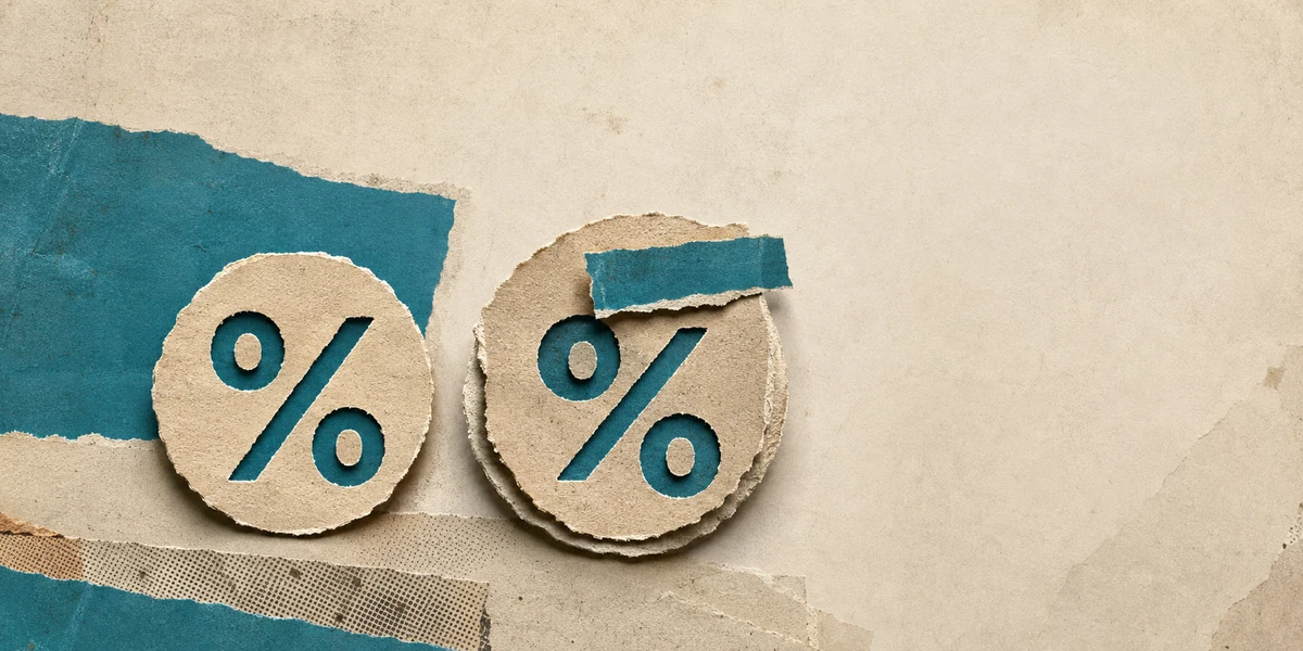 Dos símbolos de porcentaje recortados en cartón sobre fondo de collage azul y beige, representando el TIN y el TAE