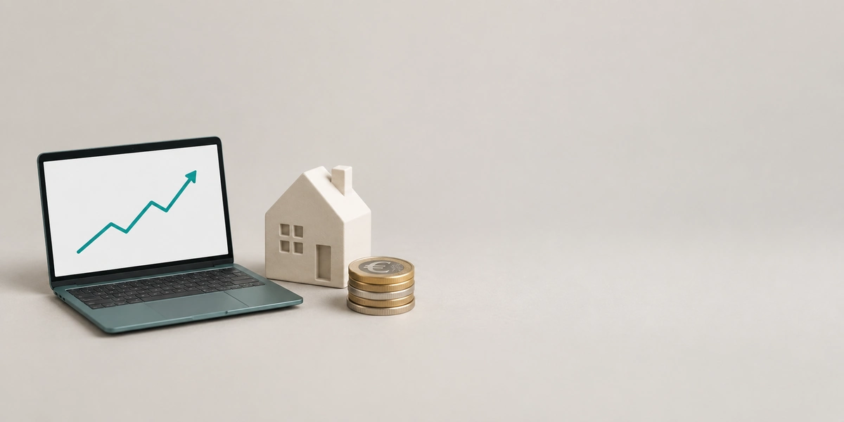 Portátil con un gráfico ascendente en teal junto a una casa en miniatura y una pila de monedas de euro, sobre los tipos de interés del BCE y su efecto en la hipoteca