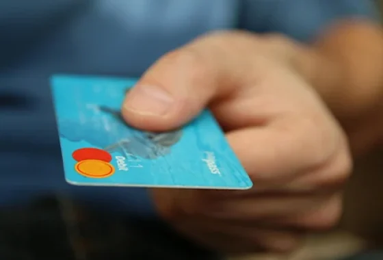 ¿Tarjeta de débito o de crédito? Aprende a diferenciarlas para evitar sobreendeudarte