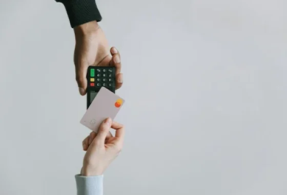 El uso abusivo de las tarjetas de crédito; causan dos de cada tres agrupaciones de deudas