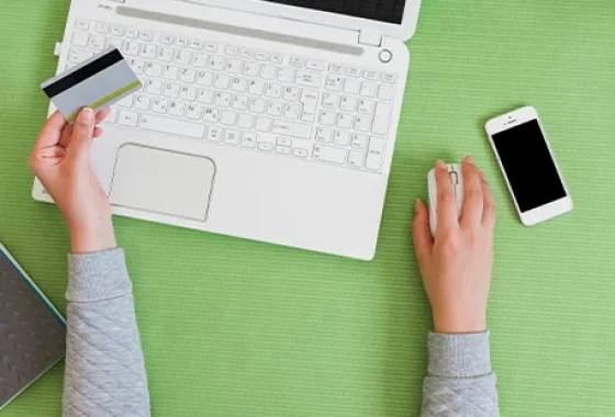 Cómo usar la banca online y las tarjetas de débito para controlar mejor los gastos